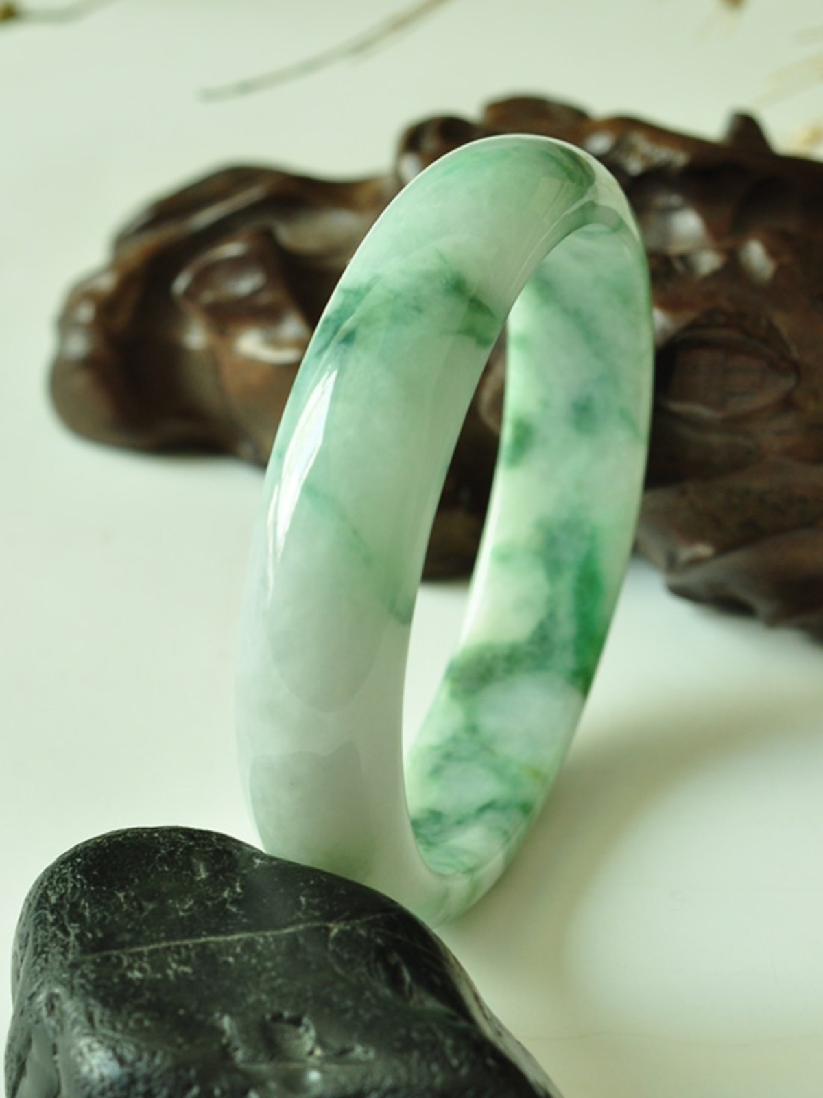 天然糯种飘绿翡翠手镯真的能戴出高级感?