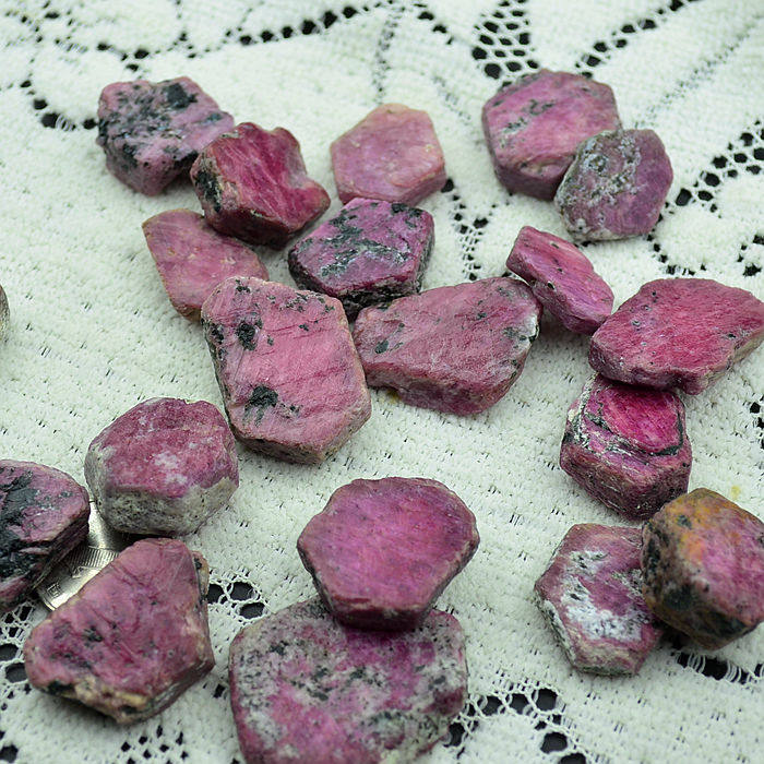 天然缅甸红刚玉原石 红宝石大颗粒 雕件料