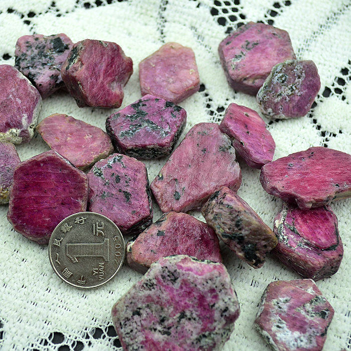 天然缅甸红刚玉原石 红宝石大颗粒 雕件料