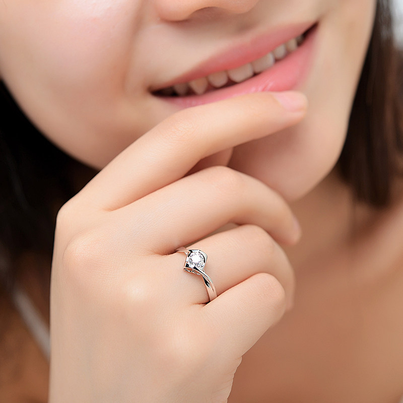 钻石凤凰 天使之吻钻石戒指女款白18k金心形钻戒求婚结婚戒指正品