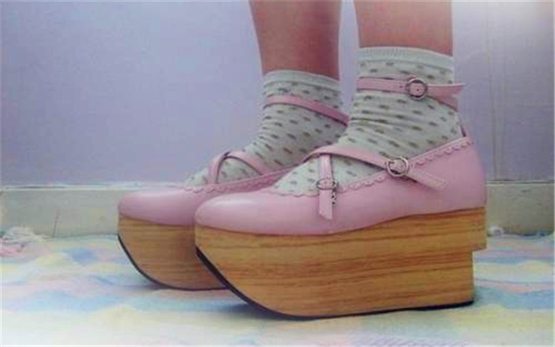 爱打扮(www.idaban.cn)，女生过了25岁，这几双鞋子就别再穿了34