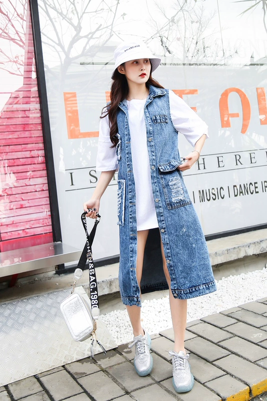 Mùa xuân và mùa thu 2021 mặc áo vest denim dài trên đầu gối của phụ nữ Áo khoác của phụ nữ Âu Mỹ là xu hướng áo ghi lê in cá nhân và mỏng - Áo vest