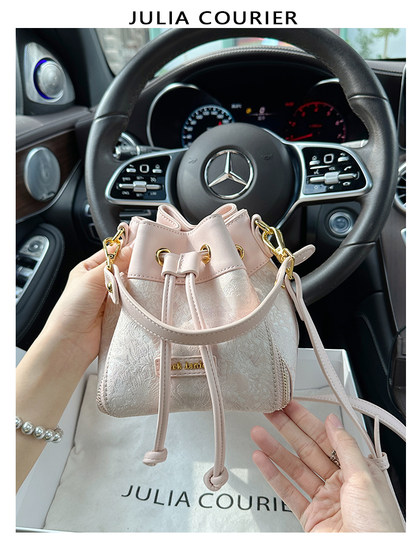 Julia Courier Niche 오리지널 자수 버킷 가방 가방 여자 2025 새로운 트렌디 컴퓨터 One Shoulder Crossbody Bag Julia Courier Niche 오리지널 자수 버킷 가방 가방 여자 2025 새로운 트렌디 컴퓨터 One Shoulder Crossbody Bag