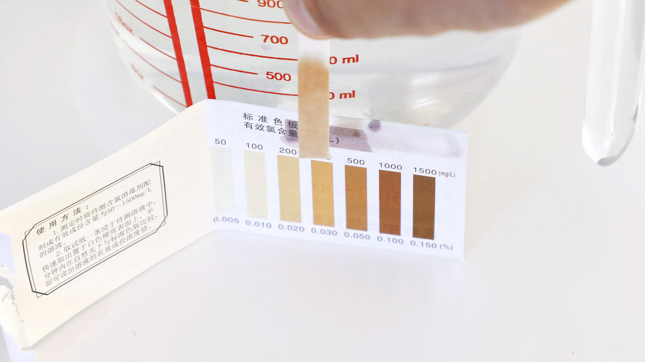 我们将这杯水通过r2000进行净化,净化后的水我们再次使用余氯试纸进行