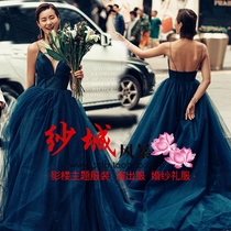 Photo studio theme city street photo costume couple location photo deep V-collar dress big backless photo color yarn wedding dress