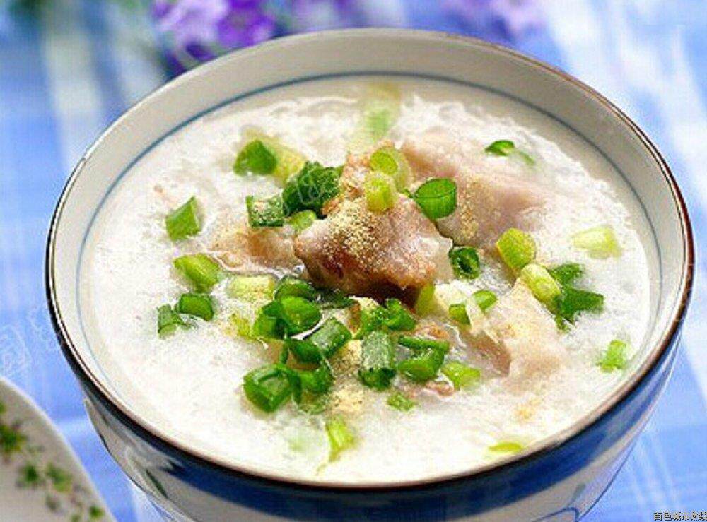 无论何种粥品,皆以绵软顺滑的粥底,配上鲜美鱼肉,再以香脆虾片,青嫩