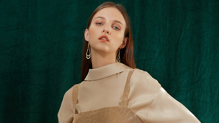 金色耳环怎么搭配衣服,这样塑造万种风情