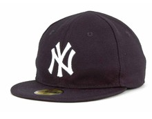 « Нью - Йорк Янкиз» покупает бейсбольные кепки для детей