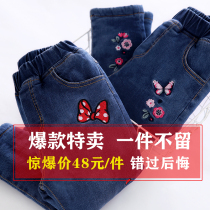  Girls plus velvet thickened jeans 2020 winter childrens female middle and older children embroidered loose outer wear plus cotton warm cotton pants