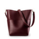 ຄວາມອາດສາມາດຂະຫນາດໃຫຍ່ຂອງແມ່ຍິງ Retro Burgundy One Shoulder Crossbody Wide Shoulder Strap Leather Bucket Bag Niche Commuting Bag Tote Bag Large Bag
