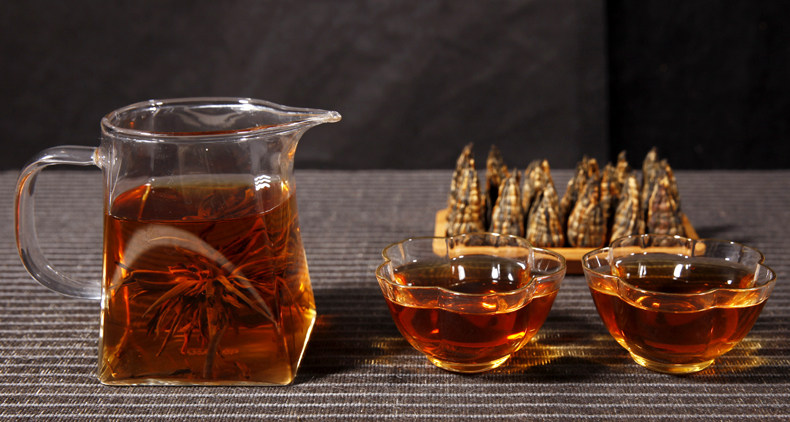 首页 家庭购物站 将金毫尽显的秘制红塔春茶置于茶碗之中 沸水轻转,鲜