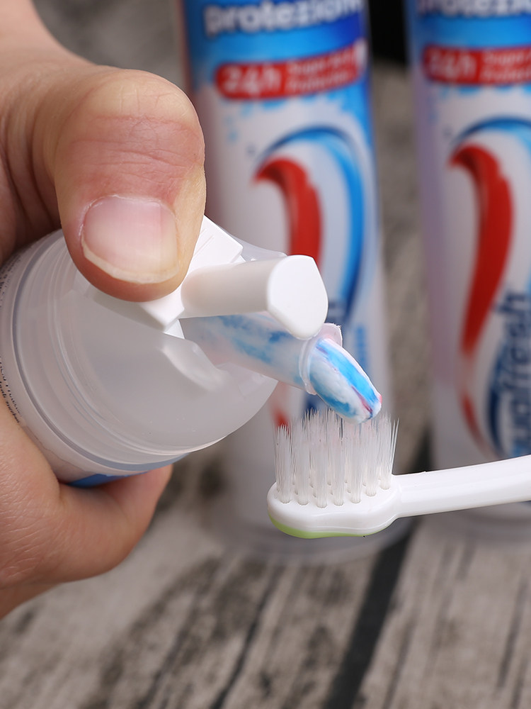 我相信有很多人会担心牙膏的功效问题 这款牙膏有三种颜色