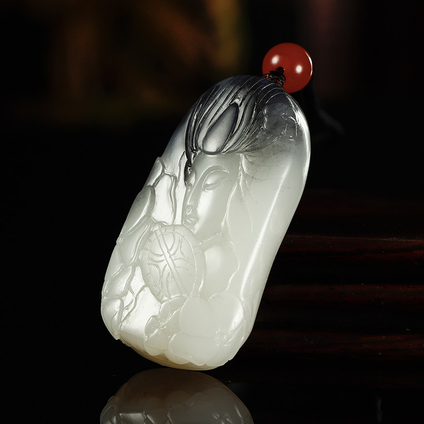 苏州玉雕名家唐龙作品新疆和田玉青花籽料玉贵人美女挂件31克吊坠