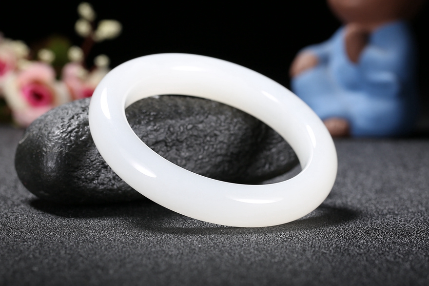 高白密度过灯羊脂白玉 正品和田玉财源滚滚手镯71.2克内径58.5mm