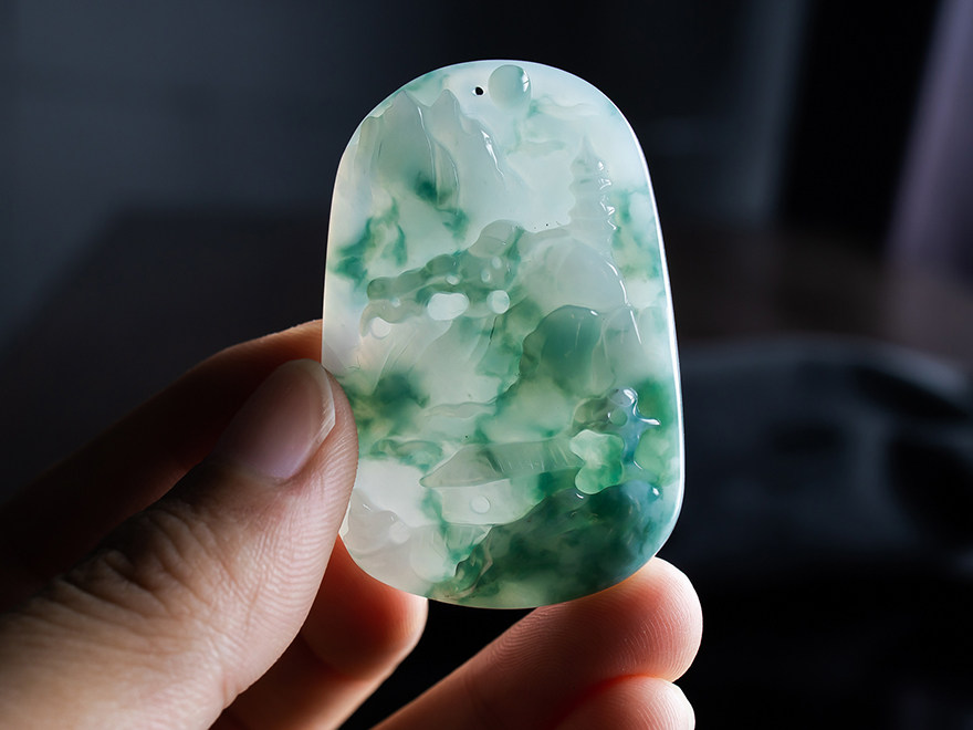 玉山水牌拍卖天然a货翡翠冰糯种浅绿飘花精雕工山水牌吊坠23.96g