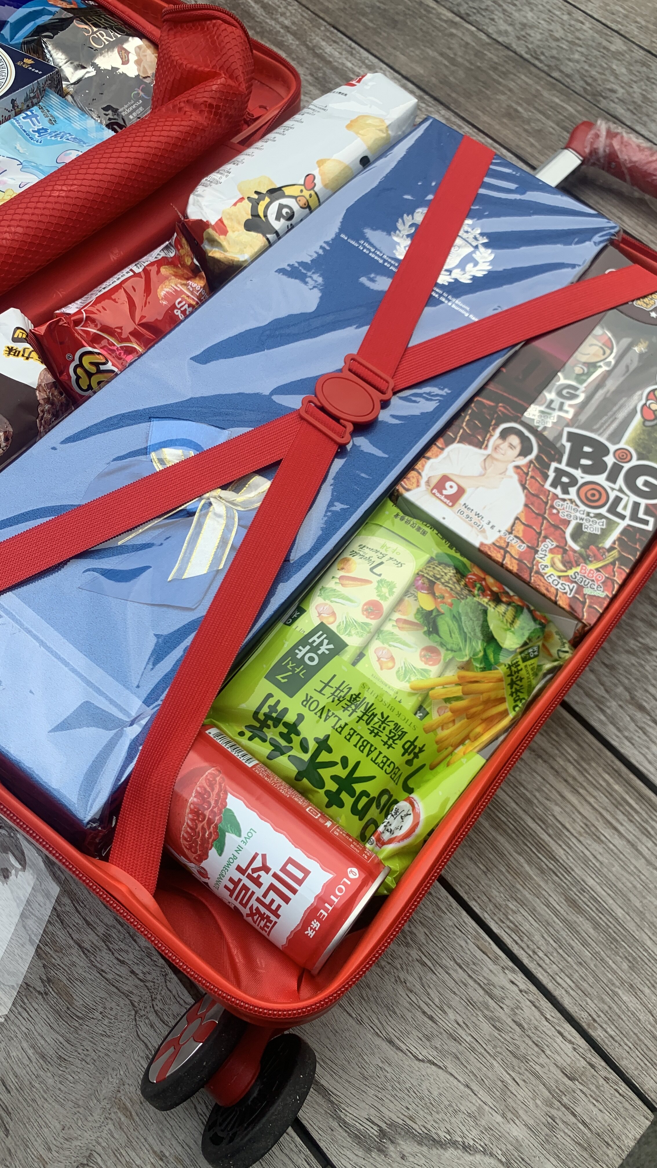 巨型零食大礼包组合送女友男朋友女生日礼物行李箱实用超大豪华款