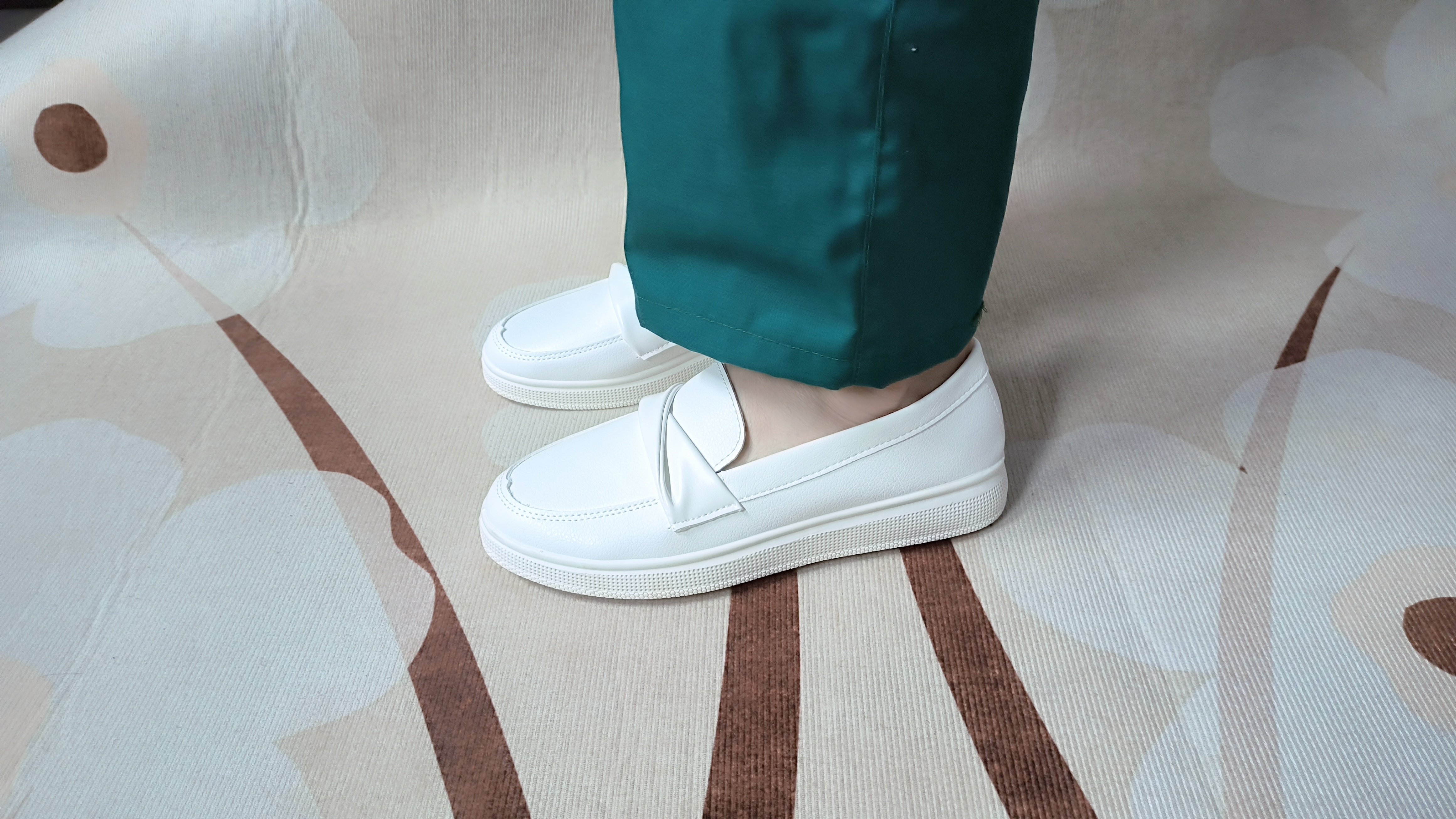 护士鞋女软底透气不累脚防滑上班一脚蹬新款医护专用鞋工作小白鞋