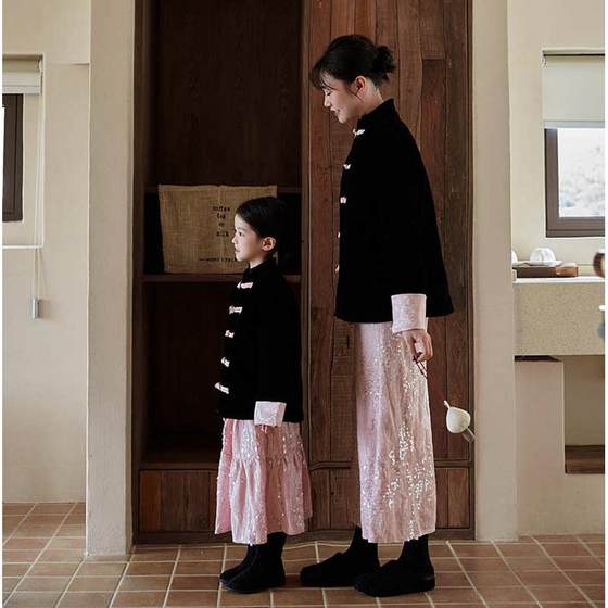 Play with parent-child outfits, Chinese style mother-daughter clothing, thickened cotton Chinese velvet top + sequin velvet skirt T23D57
Play with parent-child outfits, Chinese style mother-daughter clothing, thickened cotton Chinese velvet top + sequin velvet skirt T23D57
