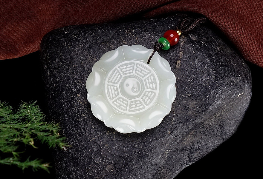 闪拍限时捡漏太极八卦和田玉八卦玉牌吊坠随机发约19g