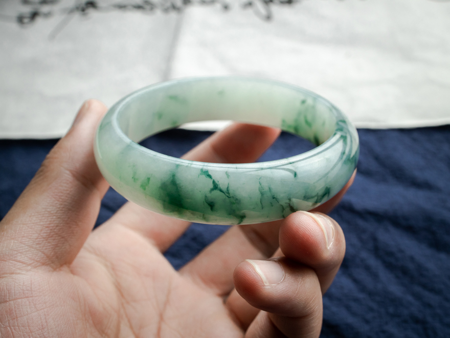 翡翠a货冰糯种起胶感飘花圆口玉镯58.93克(内径57.2mm)