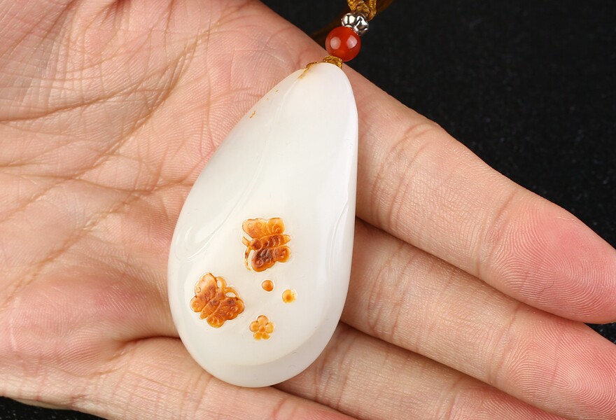 国家级大师仵孟超【情比金坚】精品和田玉俏色巧雕蝴蝶挂件50.42g