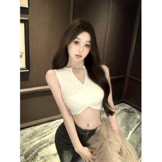 On-white cross v-neck knitted vest for women in autumn slim fit inside hot girl sleeveless short navel top wear outside
On-white cross v-neck knitted vest for women in autumn slim fit inside hot girl sleeveless short navel top wear outside