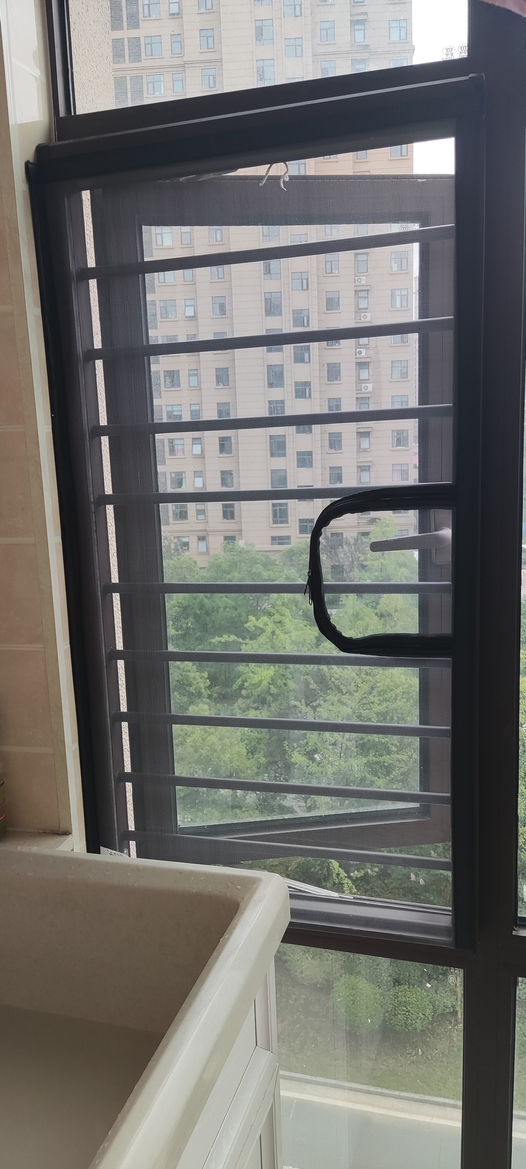 原来装的是隐形纱窗,容易损坏,一个窗子人家还不愿意从新安装,淘宝