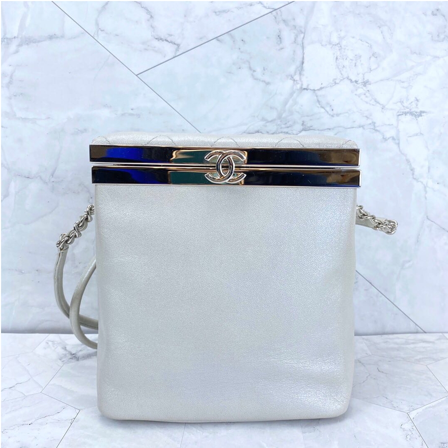 [98新]chanel/香奈儿 走秀款珠光白软盒子化妆包单肩斜跨包