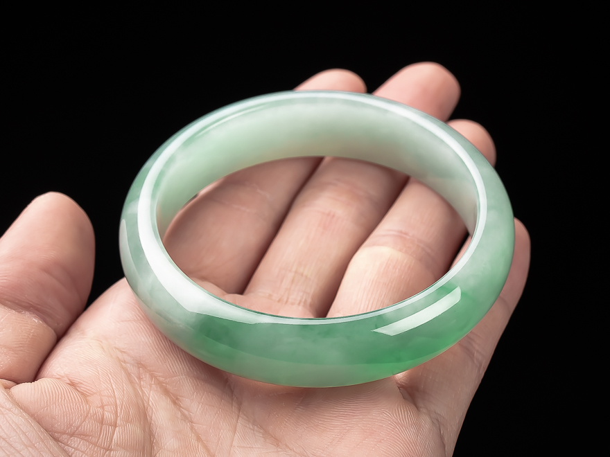 玉手镯拍卖天然a货翡翠冰糯种浅绿正圈手镯 59.66g内径58.7mm