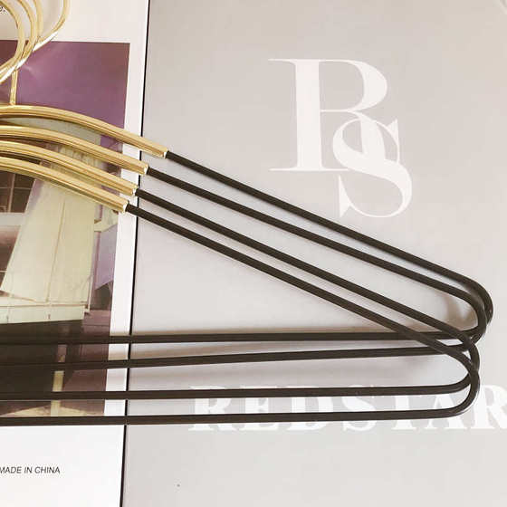 Black and gold clothes hanger luxury metal clothes support high-end adult clothing store clothes hanging wardrobe cloakroom high-quality clothes drying rack
Black and gold clothes hanger luxury metal clothes support high-end adult clothing store clothes hanging wardrobe cloakroom high-quality clothes drying rack