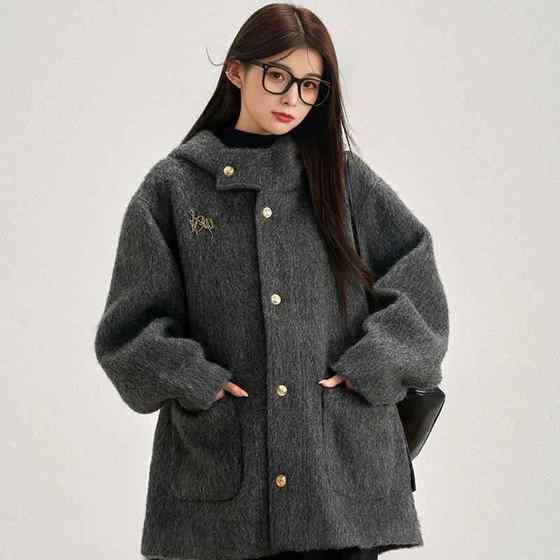 High-end hooded wool coat for women 2024 winter small down liner gray short wool coat
High-end hooded wool coat for women 2024 winter small down liner gray short wool coat