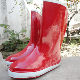 由于变形廉价处理款轻便简约型红色滚筒底雨鞋雨靴女时尚水鞋