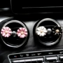 Thời trang sáng tạo Camellia ổ cắm xe nước hoa chủ xe hương liệu nguồn cung cấp xe phụ kiện xe hơi trang trí đệm ghế xe ô tô