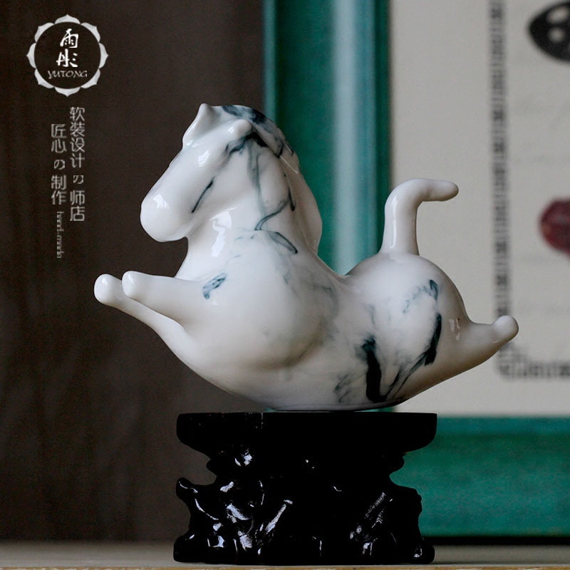 Jingdezhen ceramic horse furnishing articles manual Chinese style delicate business holiday gifts gifts creative porch is decorated living room