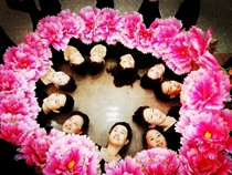 New Phnom Penh simulation peony dance props flower window display wedding photo studio background decoration hand holding flower