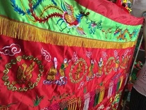 The horizontal curtain of the god tent has the eight immortals crossing the sea and the Buddhas light and the temple are dedicated to the Foshan lion drum.