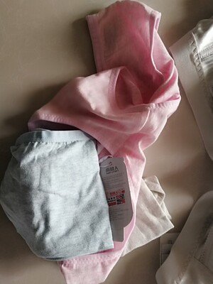 买了两个内衣，三条内裤，质量很好，棉线的，很舒服