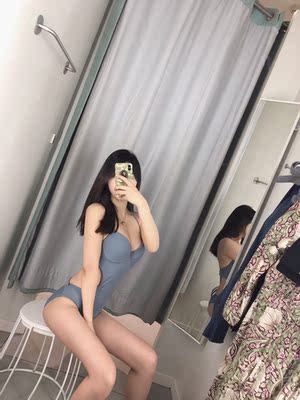 第一次买这个颜色的泳衣,真的太漂亮了,雾霾蓝,看到很多网红都穿这个,最喜欢的还是后背的铁链设计,真的真的喜欢,推荐给喜欢的姐妹们~ 第一次买这个颜色的泳衣,真的太漂亮了,雾霾蓝,看到很多网红都穿这个,最喜欢的还是后背的铁链设计,真的真的喜欢,推荐给喜欢的姐妹们~