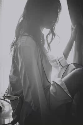 平时都穿真丝的睡衣，这个摸起来质感差不多，很顺滑。