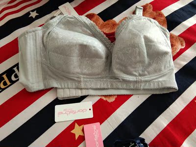 很喜欢,穿上显胸小,质量也不错,非常适合大胸的人穿 很喜欢,穿上显胸小,质量也不错,非常适合大胸的人穿