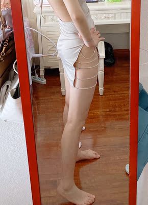 以为面料是缎面的 结果不是 就是很便宜的那种料子 不过设计是真的好看 如果是光泽面料会更好 以为面料是缎面的 结果不是 就是很便宜的那种料子 不过设计是真的好看 如果是光泽面料会更好