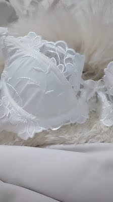 文胸很薄,不是特别显胸,对小胸不是很友好,布料有点硬,但是设计是真的好看,颜值高。罩杯偏小,特意买大了一号还是偏小。 文胸很薄,不是特别显胸,对小胸不是很友好,布料有点硬,但是设计是真的好看,颜值高。罩杯偏小,特意买大了一号还是偏小。