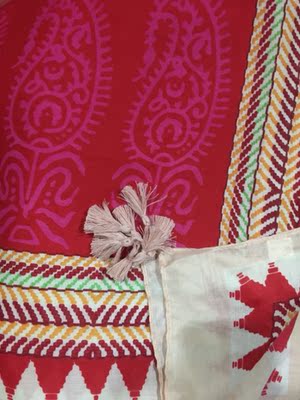 颜色很好看，也很大。材质摸着很舒服，就是很容易勾丝，手指稍微用点力就会很容易戳个洞，所以带的时候要当心点。