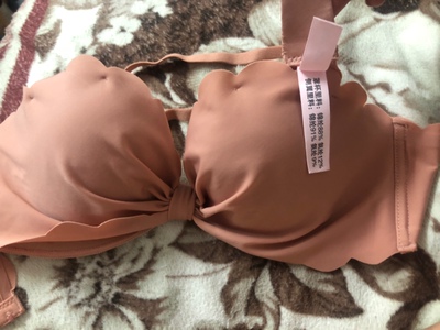 豆沙粉超好看  和主图没色差  本来担心色差还买了个黑色的  结果两个颜色都超满意  包装盒子都挺好的  客服也不错嘿嘿嘿嘿