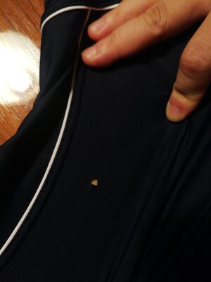 泳衣样子还可以。就是寄过来。面料上。竟然有一个破洞。如果不穿在身上撑开。是看不到的，正好破是前面。当天就跟客服说我也急着要游泳，就有了。当天客服说我们会处理。一直等到今天客服跟我说5到10块钱的手工费退给我。去裁缝那里补一补。我想这种有弹力的面料。没办法补。而且。现在补衣服的地方有没有地方找？非常的麻烦。退又退不了，因为我又用过了。所以我感觉。他们的泳衣次品的也拿来卖。各位到手时前后要仔细看。免费麻烦！