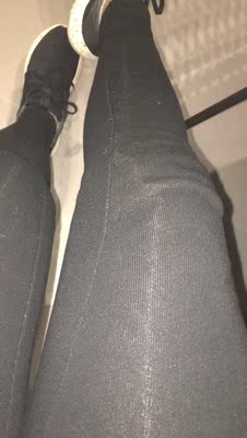 偏小，穿还可以，但是会跑线，一会线就歪了，价格便宜随便穿了