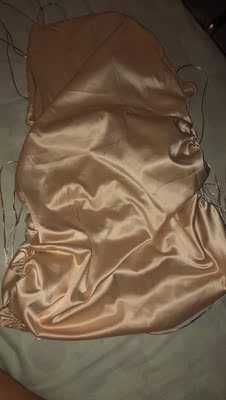 衣服很好看，面料也很舒服，关键颜色很提肤色，属于淘宝少有的，价格便宜货又好，喜欢的亲们抓紧咯😄