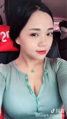 衣服穿起来非常修身，就是感觉有点不对称吧。。V领不在中心点，老是要往左边拉！很郁闷