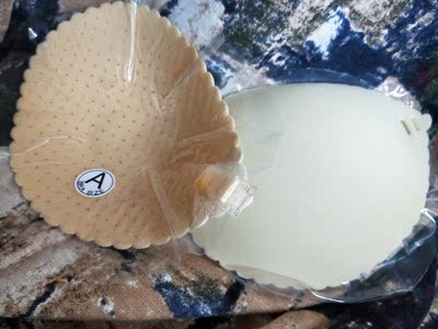 胸贴的粘性真的好好，粘着胸部紧紧的，不容易下滑下掉，聚拢超级好，A杯也是能挤出来沟的，戴了一天，撕取下来皮肤也没有出现过敏，聚拢集中后的胸部好有型！