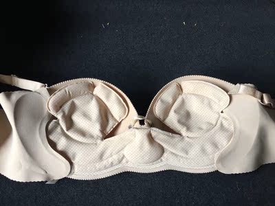 方便易穿，小胸福利，看视频很好学，还有备用的侧面粘的，不容易掉，买来夏天穿抹胸的裙子穿的，可以出去旅游了，哈哈哈哈，图片不够偷拿了其他买家的